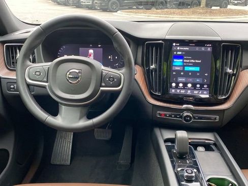 Used 2022 Volvo XC60 B5 Momentum AWD/4WD image 8