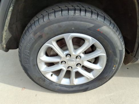 Used 2021 Jeep Grand Cherokee Laredo w/ Security & Convenience Group image 9