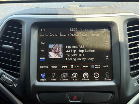 Used 2018 Jeep Cherokee Latitude Plus w/ Comfort/Convenience Group image 20