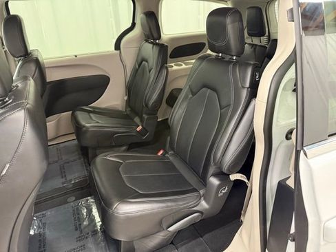 Used 2024 Chrysler Pacifica Touring-L image 21