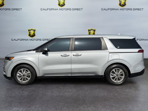 Used 2022 Kia Carnival LX image 2