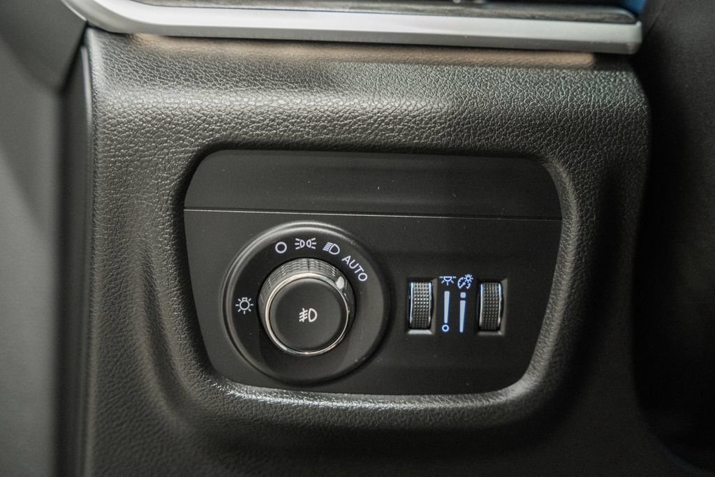 Certified 2023 Jeep Grand Cherokee Limited AWD/4WD image 44