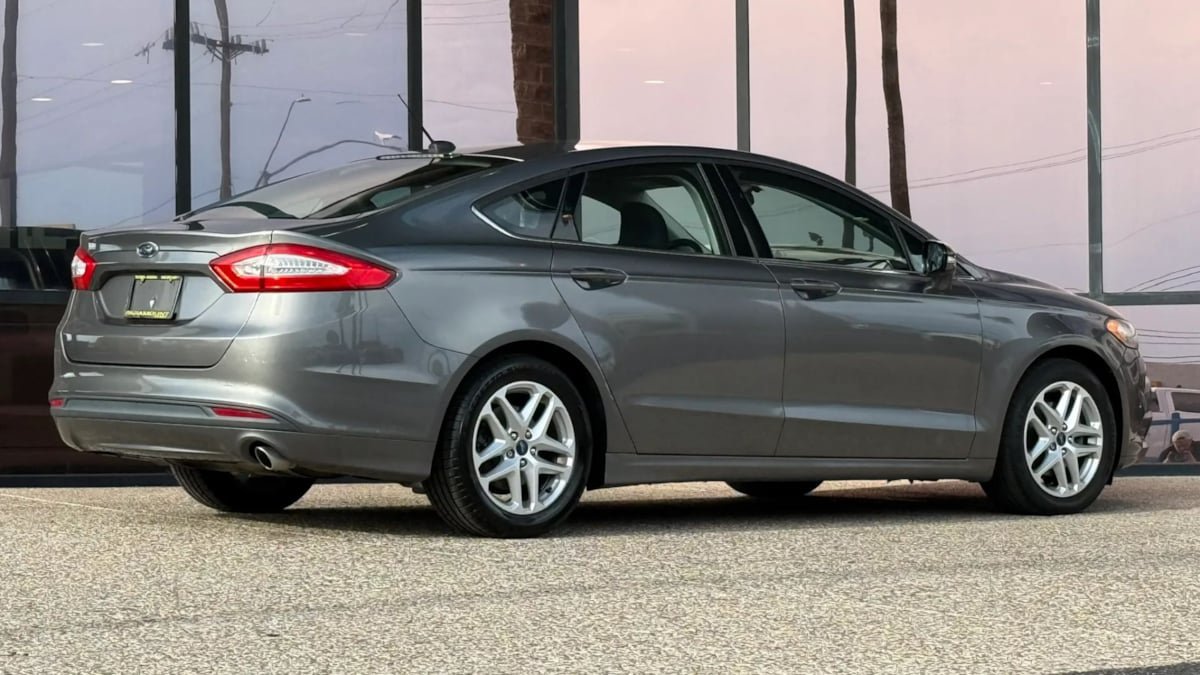 Used 2014 Ford Fusion SE FWD image 12