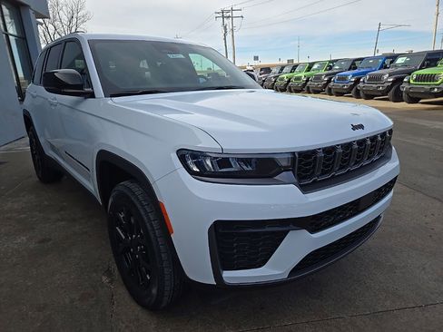 New 2026 Jeep Grand Cherokee Altitude image 14