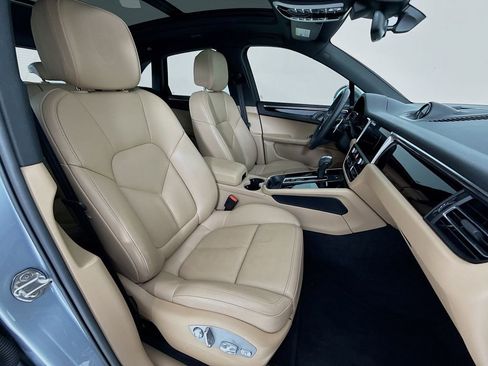 Certified 2025 Porsche Macan AWD/4WD image 32