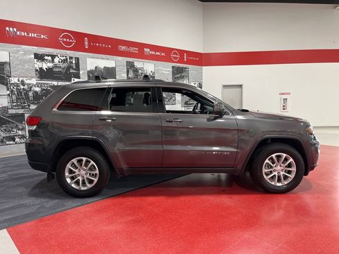 Used 2021 Jeep Grand Cherokee Laredo w/ Security & Convenience Group AWD/4WD image 2