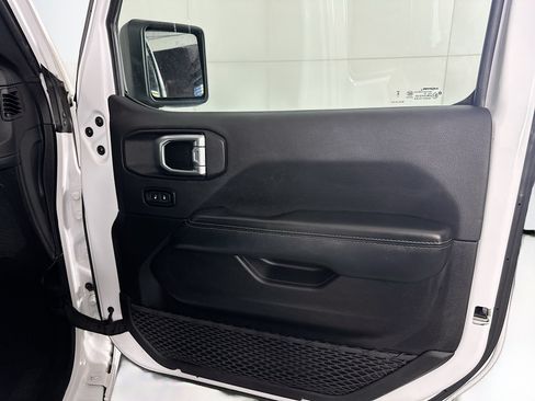 Used 2024 Jeep Wrangler Unlimited Sahara AWD/4WD image 31