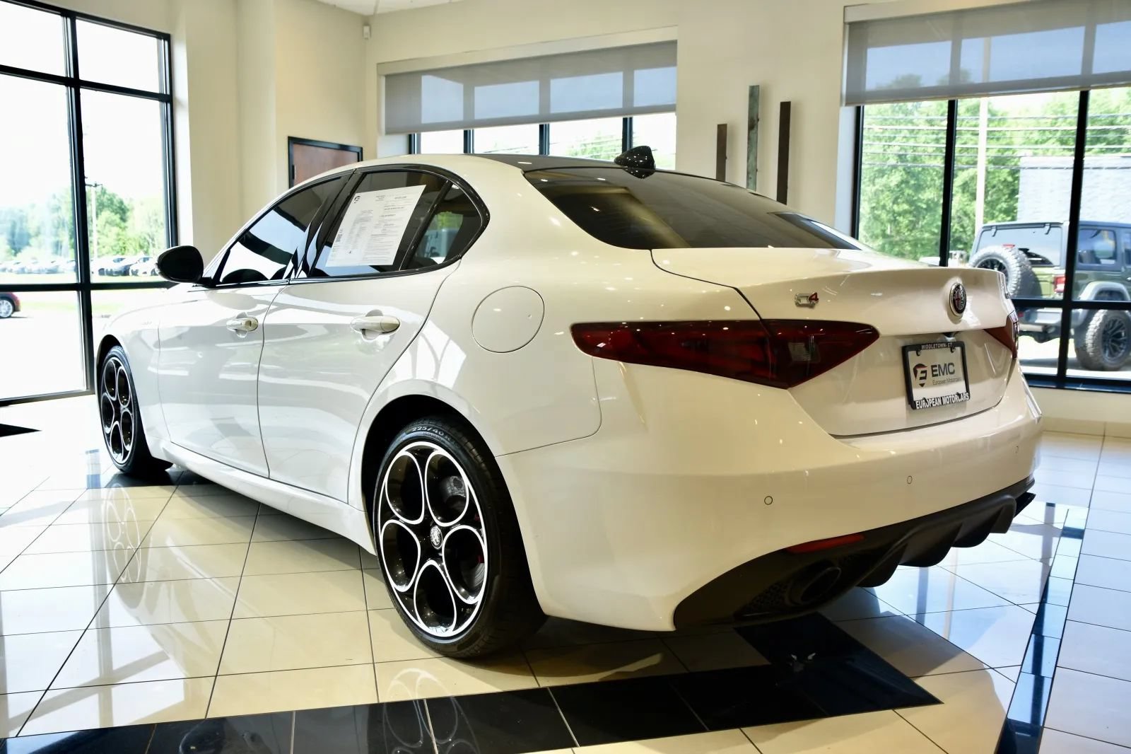 Used 2023 Alfa Romeo Giulia Veloce AWD/4WD image 4