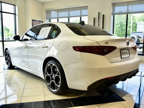 Used 2023 Alfa Romeo Giulia Veloce AWD/4WD image 4