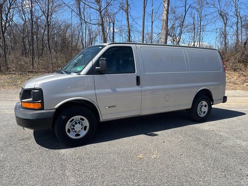 Used 2006 Chevrolet Express 2500 image 3