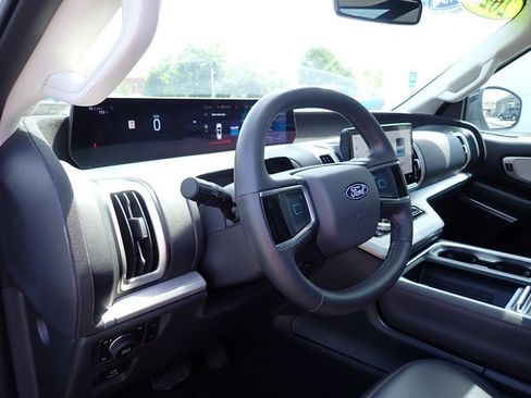 Used 2025 Ford Expedition Active AWD/4WD image 16