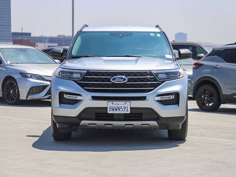 Used 2021 Ford Explorer XLT w/ Equipment Group 202A RWD image 2
