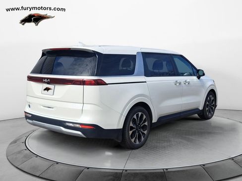 Used 2023 Kia Carnival EX image 3