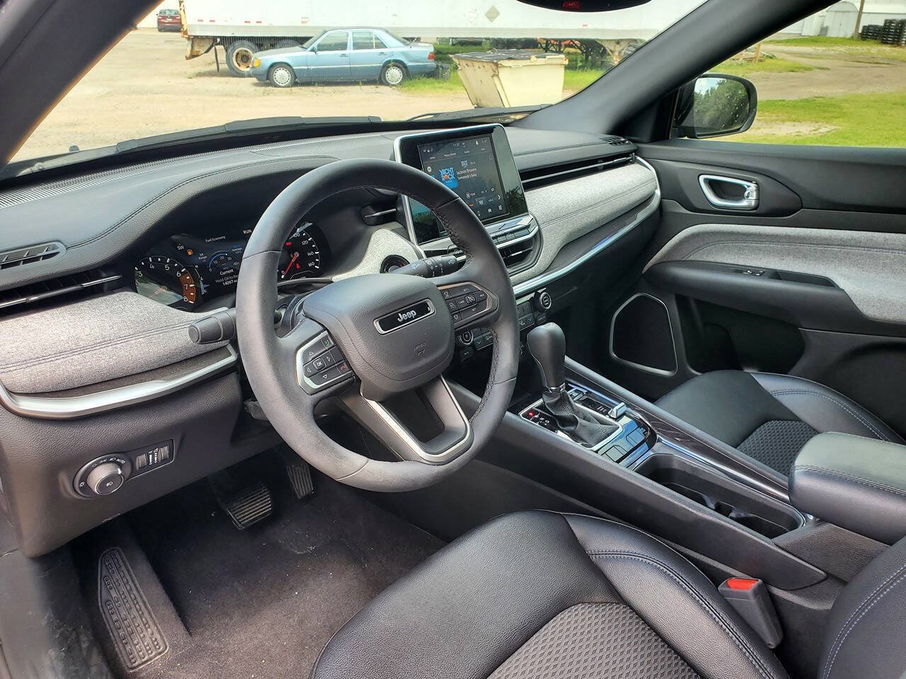 Used 2025 Jeep Compass Latitude w/ Convenience Group AWD/4WD image 11
