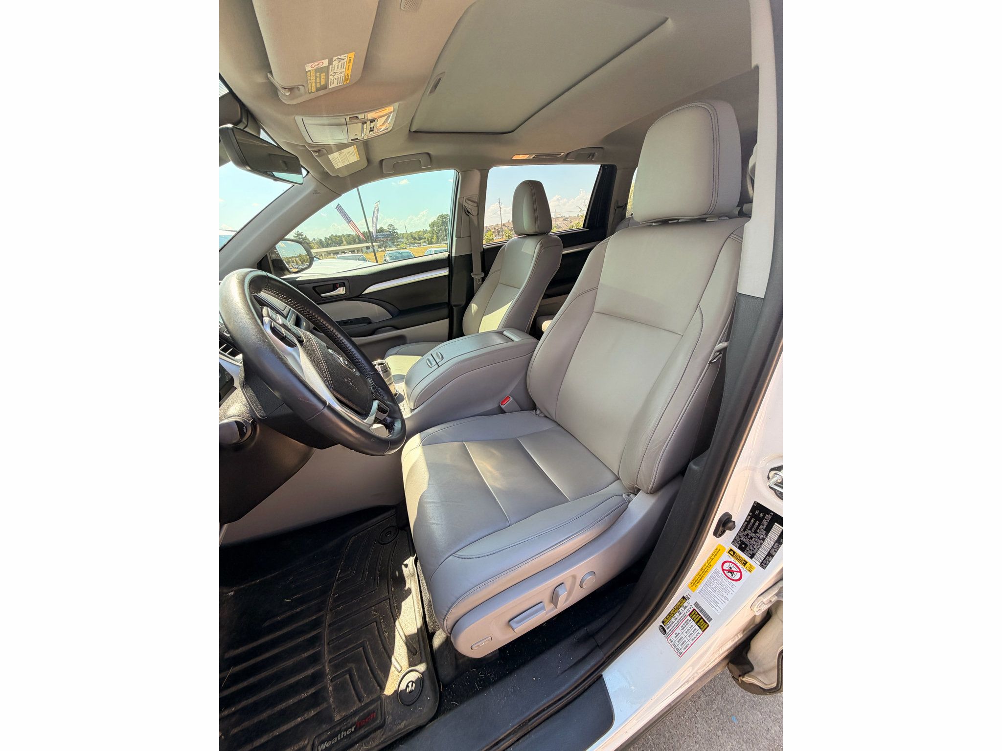 Used 2019 Toyota Highlander XLE FWD image 2
