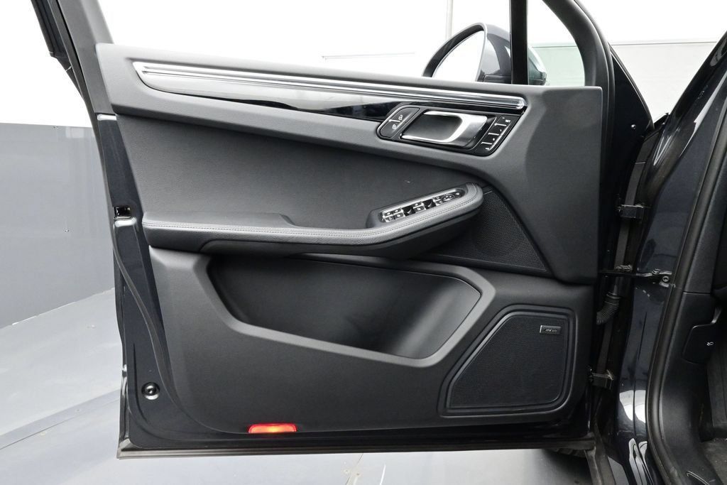 Certified 2025 Porsche Macan AWD/4WD image 7