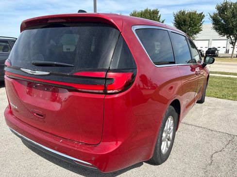 Used 2024 Chrysler Pacifica Touring-L FWD image 14