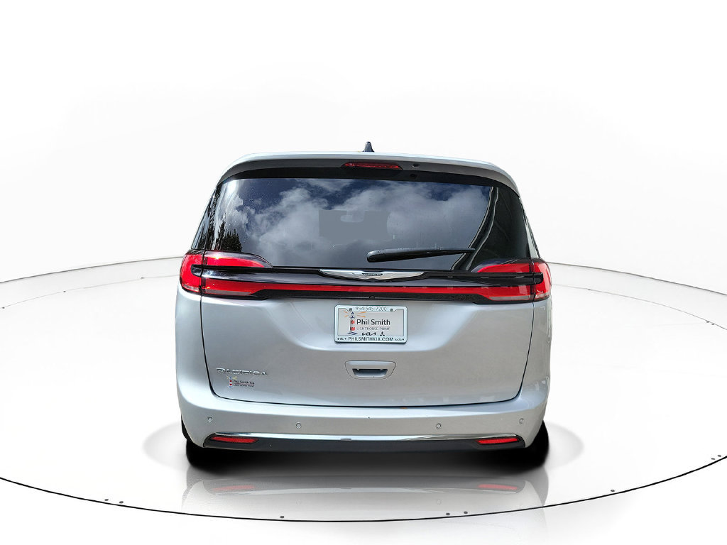 Used 2024 Chrysler Pacifica Touring FWD image 7
