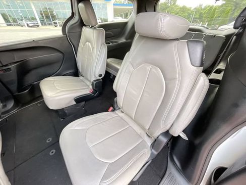 Used 2018 Chrysler Pacifica Touring Plus w/ S Appearance Package FWD image 16