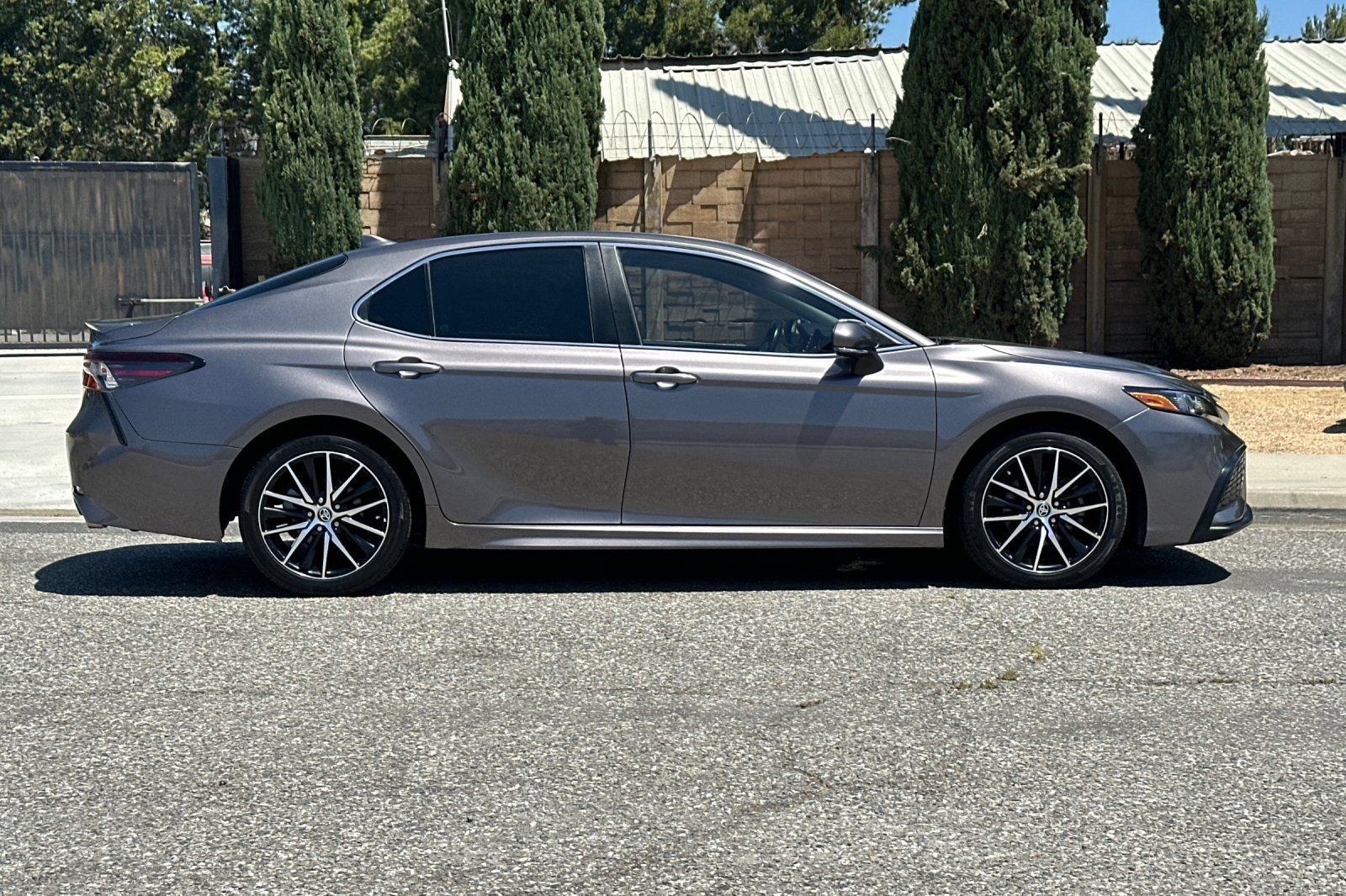 Used 2023 Toyota Camry SE FWD image 3