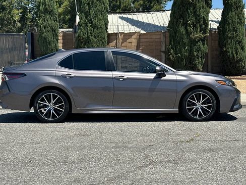 Used 2023 Toyota Camry SE FWD image 3