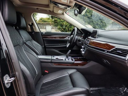 Used 2022 BMW 750i xDrive AWD/4WD image 18
