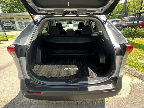 Used 2021 Toyota RAV4 LE AWD/4WD image 9