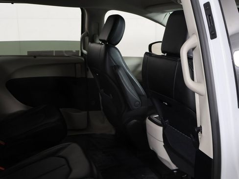 Used 2024 Chrysler Pacifica Touring-L image 26