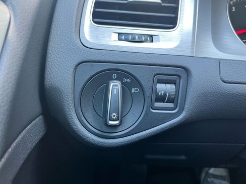 Used 2016 Volkswagen Golf S image 23