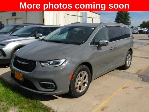 Used 2021 Chrysler Pacifica Limited w/ Premium & Safety Sphere Group AWD/4WD image 1