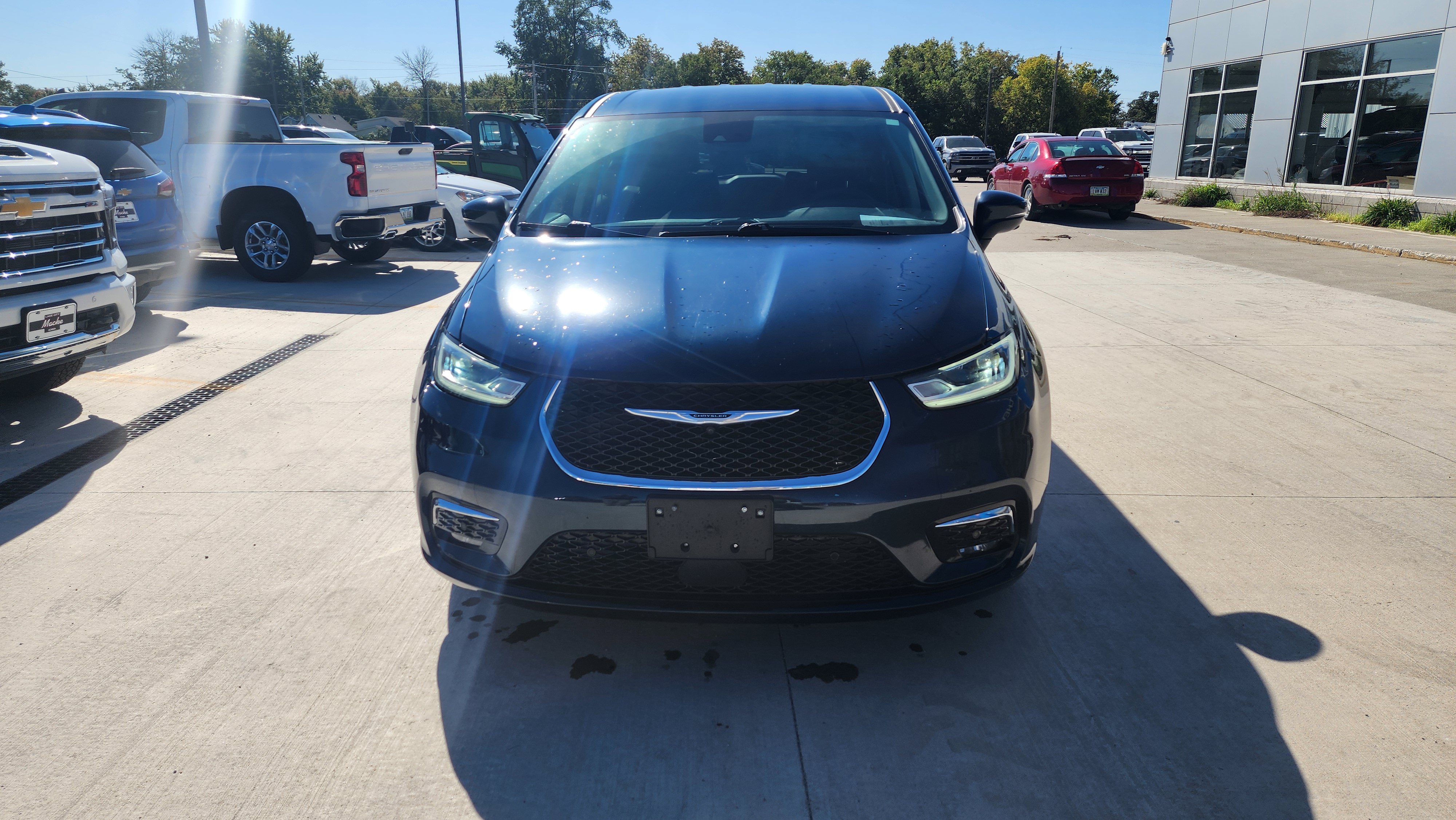 Used 2023 Chrysler Pacifica Touring-L FWD image 2