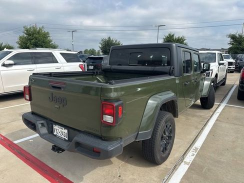 Used 2021 Jeep Gladiator Sport AWD/4WD image 2