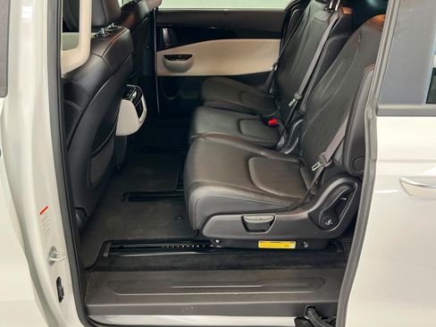 Used 2024 Kia Carnival EX FWD image 20