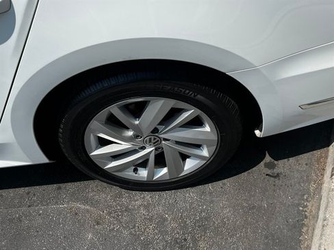 Used 2018 Volkswagen Passat 2.0T SE FWD image 12