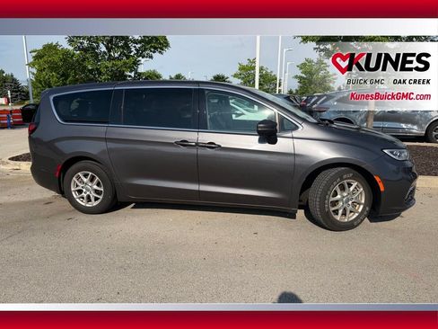 Used 2023 Chrysler Pacifica Touring-L FWD image 5