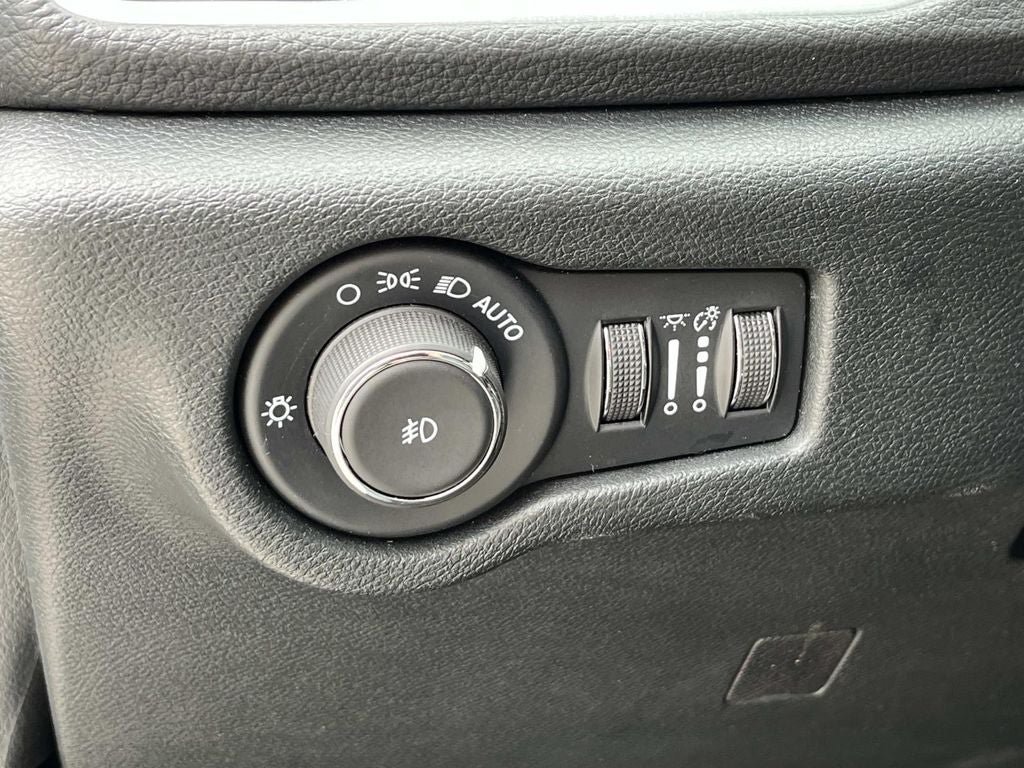 Used 2025 Chrysler Pacifica Limited FWD image 36