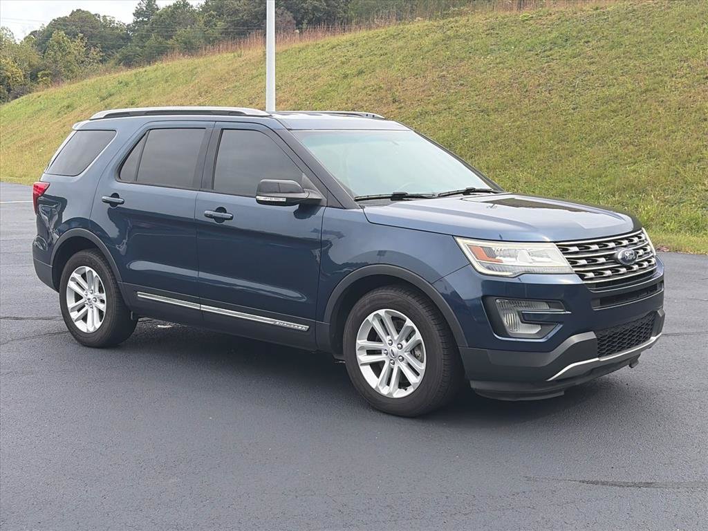 Used 2017 Ford Explorer XLT w/ Equipment Group 201A FWD image 5