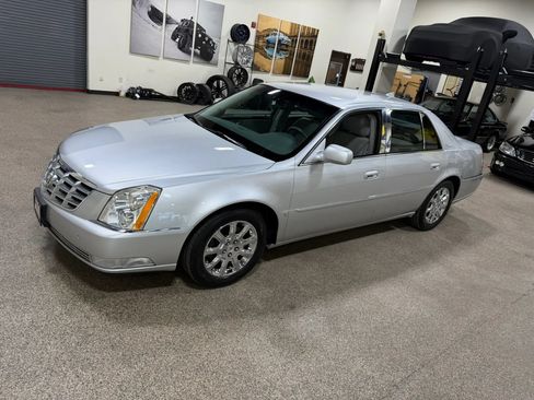 Used 2009 Cadillac DTS w/ Trunk Convenience Package FWD image 9