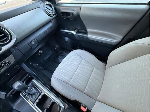 Used 2018 Toyota Tacoma SR5 AWD/4WD image 12