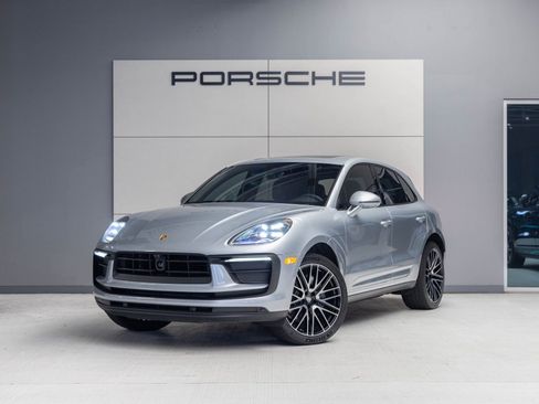 Certified 2025 Porsche Macan image 1