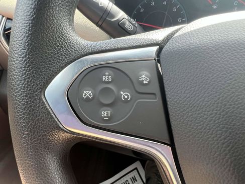 Used 2023 Chevrolet Traverse LS image 31