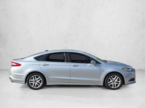 Used 2016 Ford Fusion SE FWD image 4