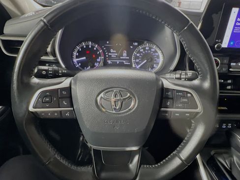 Used 2023 Toyota Highlander XLE image 18