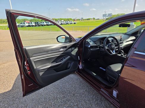 Used 2024 Nissan Altima 2.5 SV FWD image 12