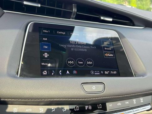 Used 2023 Cadillac XT4 Luxury w/ Cold Weather Package AWD/4WD image 27