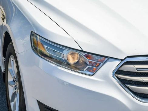 Used 2013 Ford Taurus SE image 4