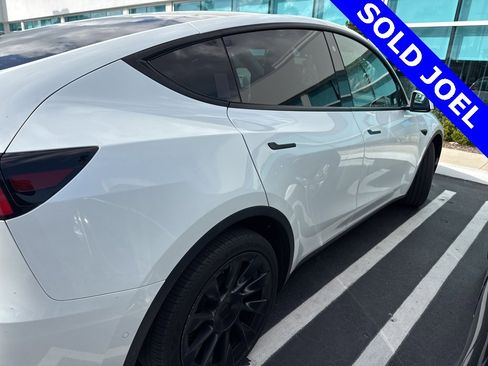 Used 2022 Tesla Model Y Long Range image 10