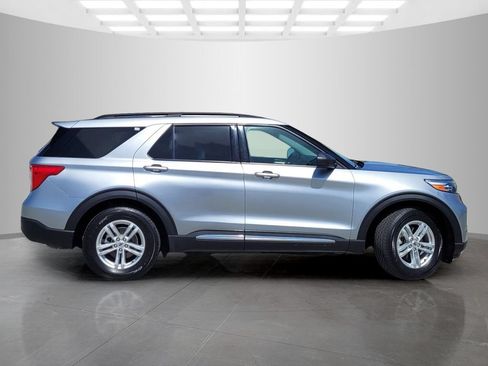 Used 2023 Ford Explorer XLT w/ Equipment Group 202A RWD image 3