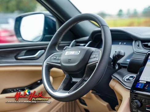 Used 2024 Jeep Grand Cherokee Limited image 14