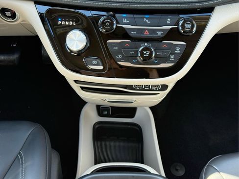 Used 2023 Chrysler Pacifica Touring-L FWD image 25